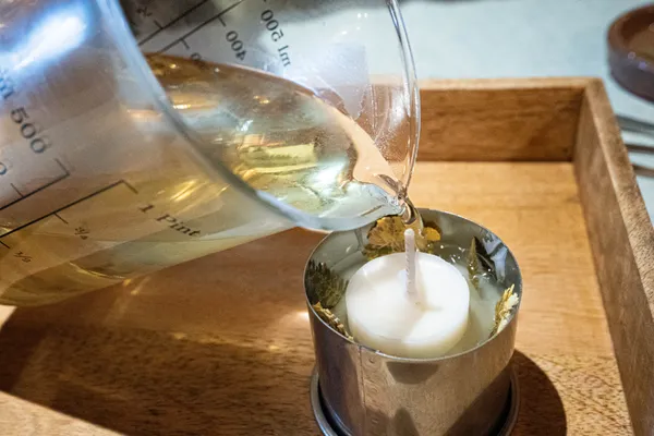 Fabriquez vos bougies fleuries avec Alexandra - Image n°4 - Wecandoo