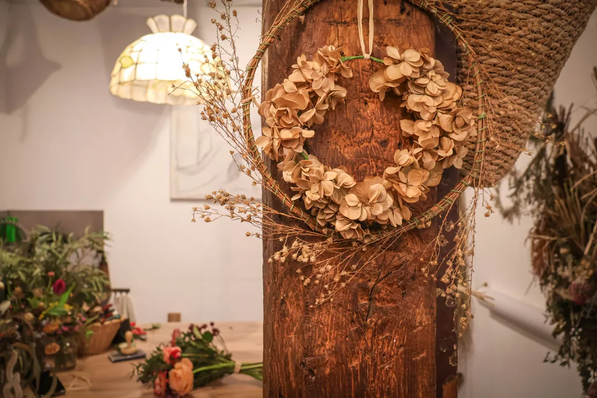 Réalisez votre couronne murale en fleurs séchées