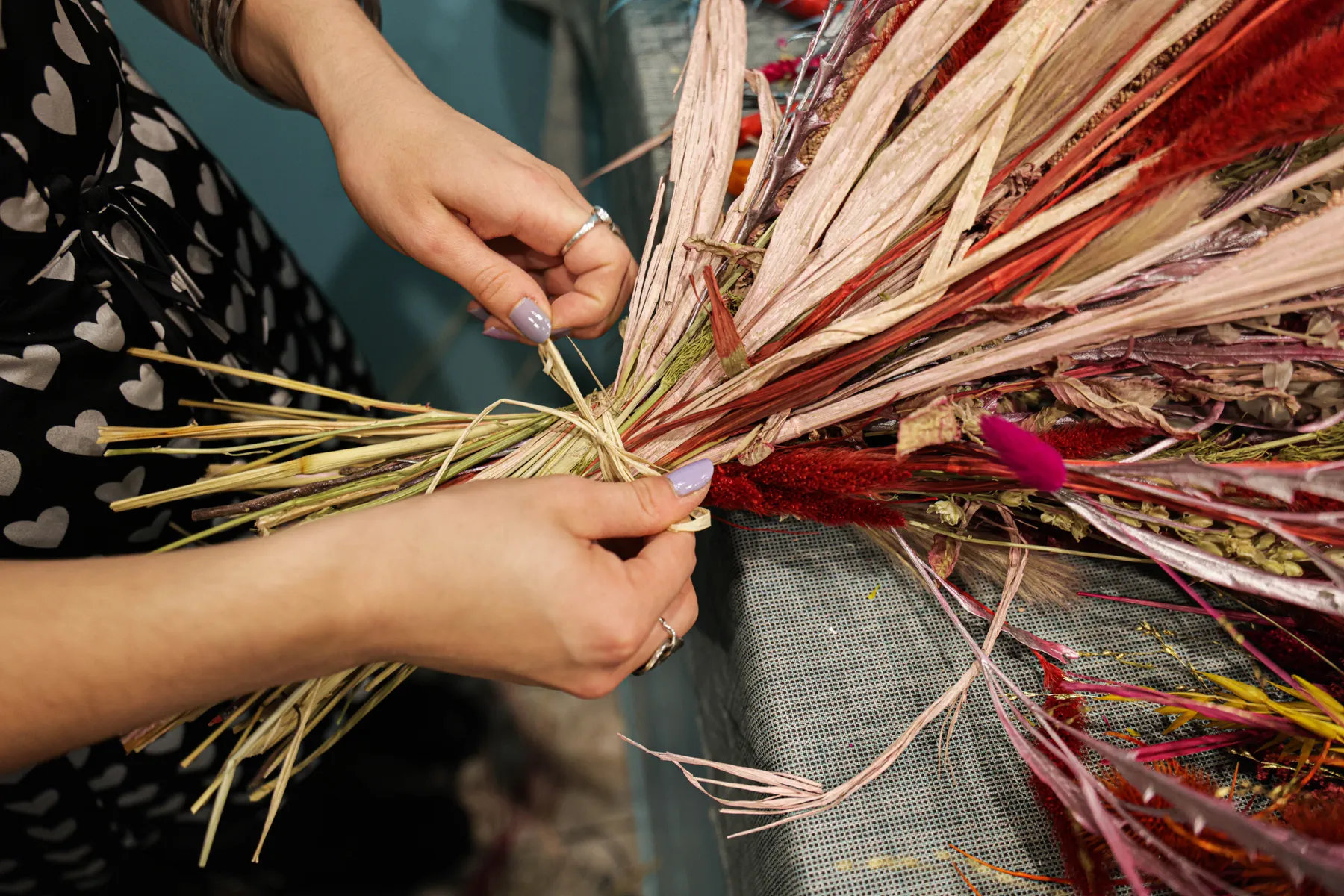 Réunissez votre équipe et réalisez vos bouquets de fleurs séchées avec Lily et son équipe - Image n°2 - Wecandoo