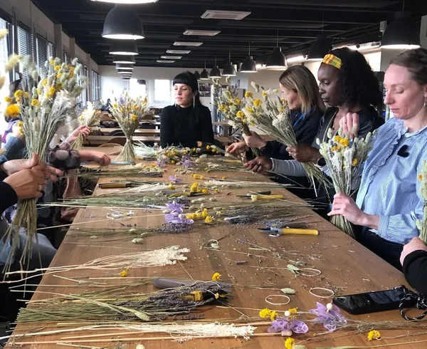 Get your team together and make your own dried flower bouquets with Lily and her team - Image n°1 - Wecandoo