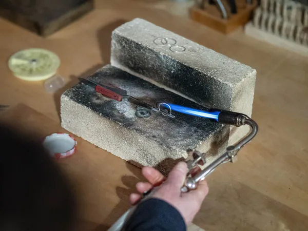 Réalisez vos quatre bagues texturées en argent avec Bénédicte - Image n°3 - Wecandoo