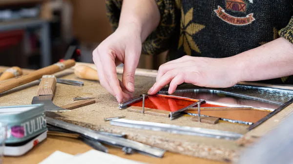 Initiez-vous au vitrail traditionnel au plomb avec Myriam - Image n°3 - Wecandoo
