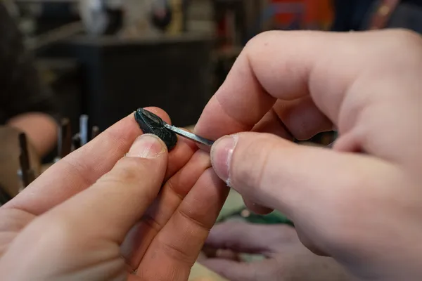 Réalisez votre pendentif en bronze en fonte au sable avec Charlotte - Image n°4 - Wecandoo