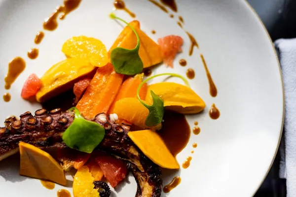 Découvrez le métier de chef et participez au service d'un restaurant avec Julie et Emma - Image n°2 - Wecandoo