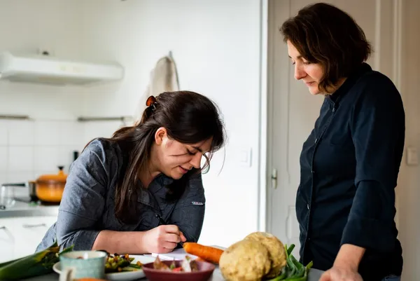 Découvrez le métier de chef et participez au service d'un restaurant avec Julie et Emma - Image n°3 - Wecandoo