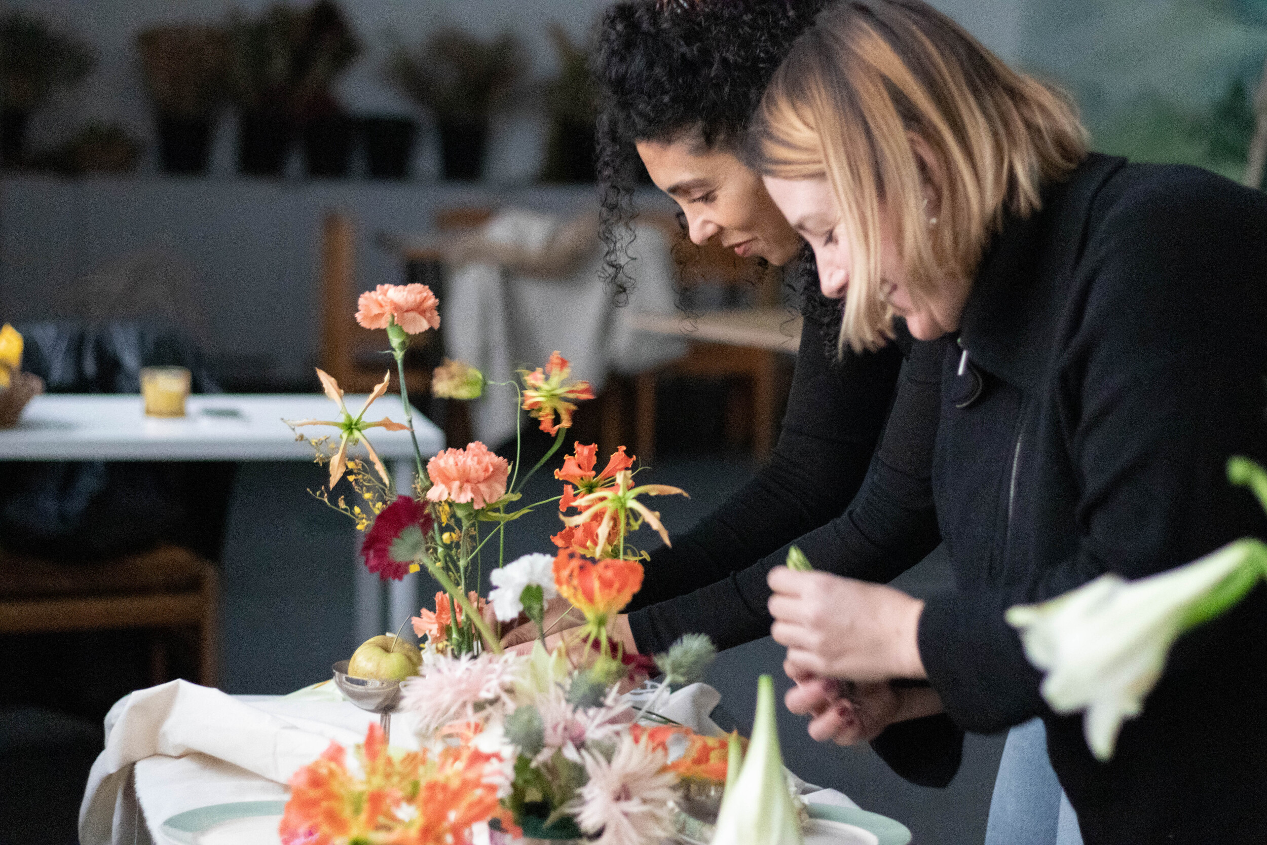 Wecandoo - Découvrez l'art de sublimer votre table avec des fleurs en compagnie de Victoria - Image n°2