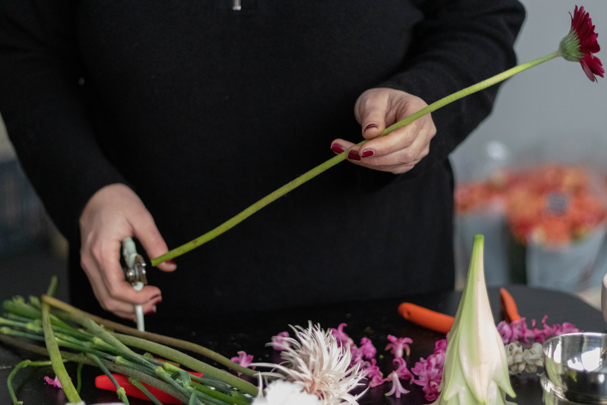 Wecandoo - Créez votre bouquet de mariée à travers la technique Fine Lines avec Victoria - Image n°10