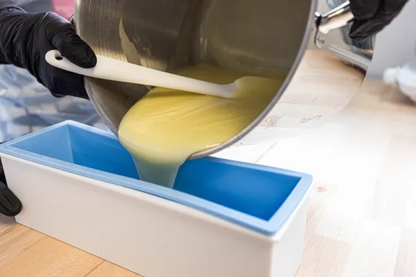 Fabriquez votre savon naturel par saponification à froid avec Ibrahim et Joanna - Image n°1 - Wecandoo