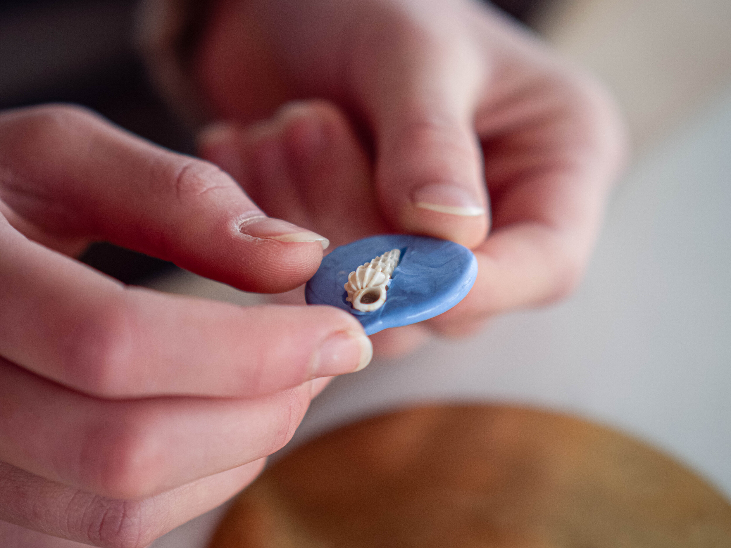 Wecandoo - Réalisez votre pendentif en duo avec votre enfant, accompagnés par Bénédicte - Image n°2