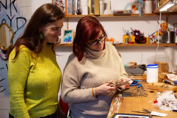 Réalisez votre paire de boucles d’oreilles ou broche en plumes avec Fanny - Image n°5 - Wecandoo