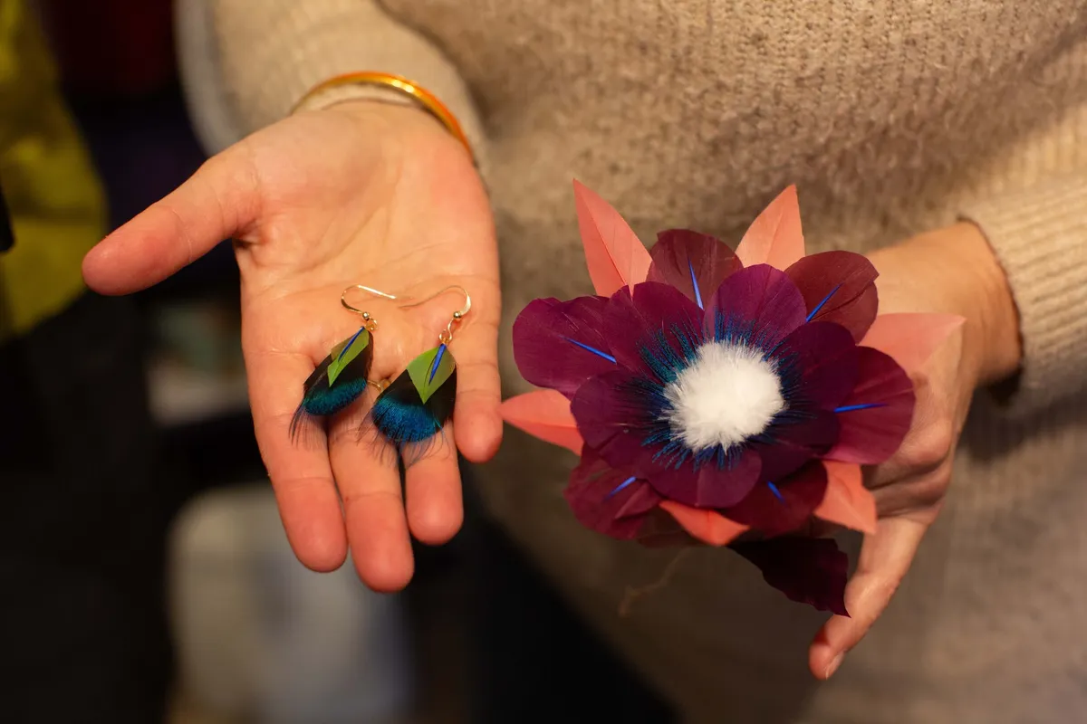 Réalisez votre accessoire en plumes