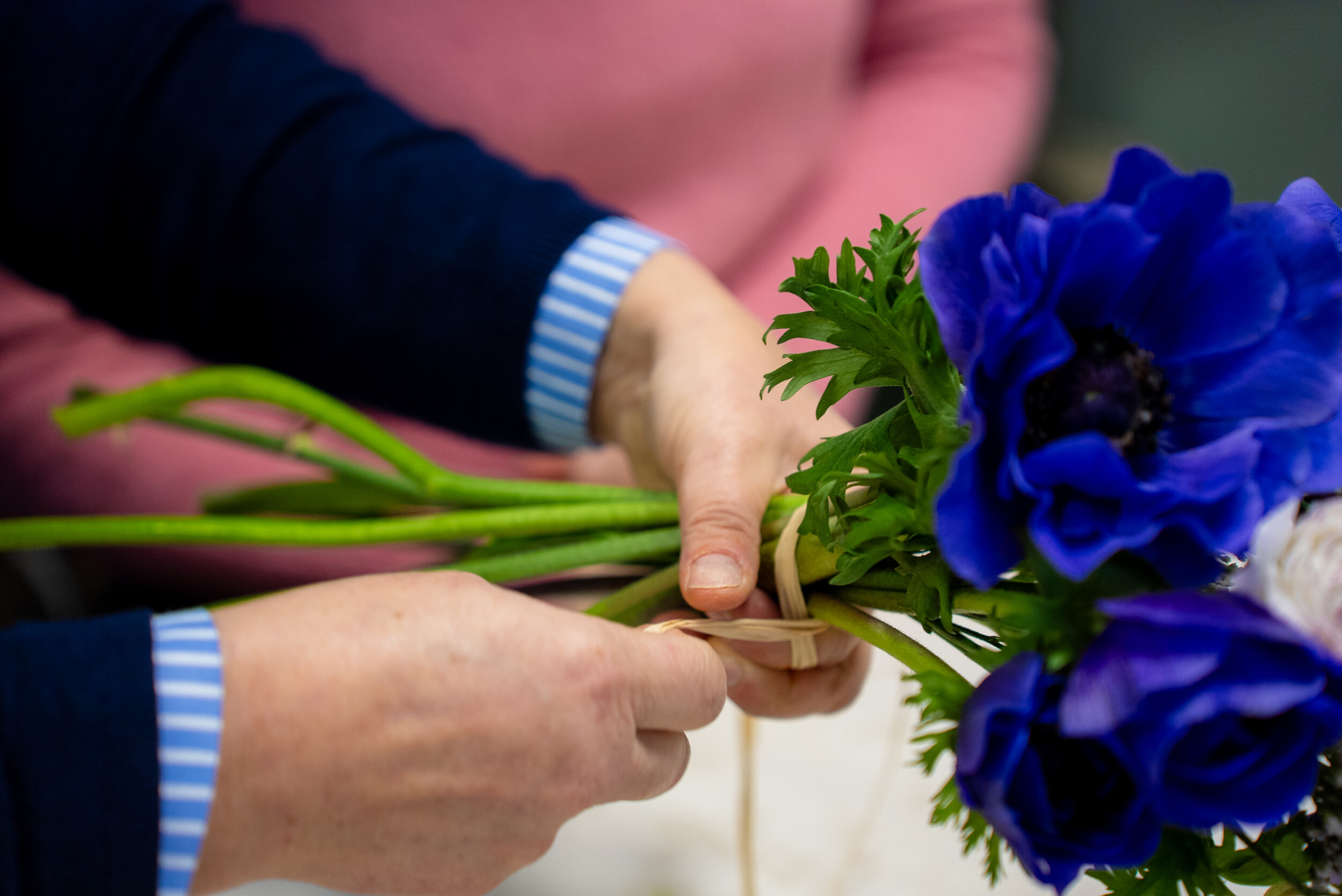 Wecandoo - Réalisez votre bouquet de fleurs fraîches avec Cathy - Image n°2