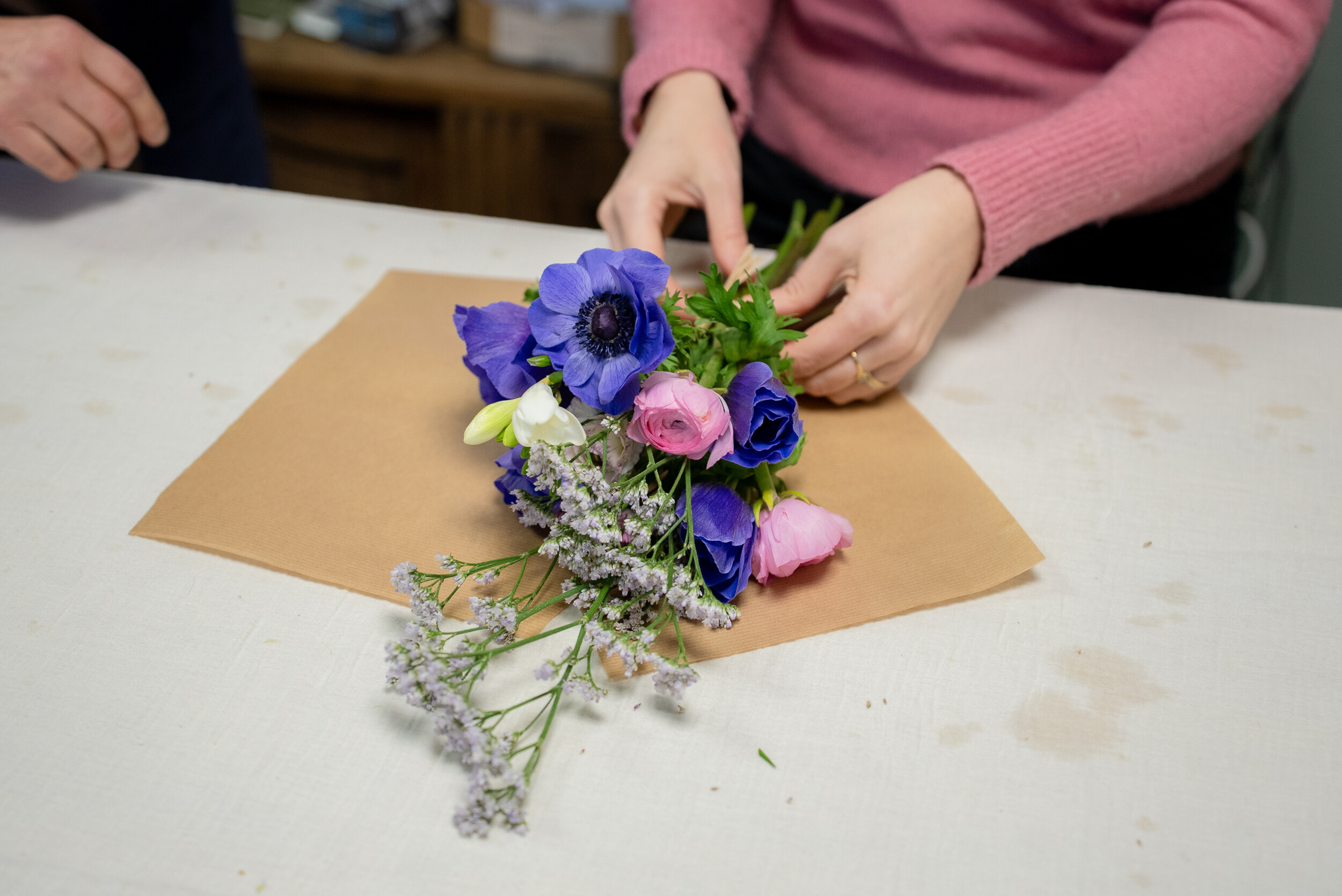 Wecandoo - Réalisez votre bouquet de fleurs fraîches avec Cathy - Image n°5