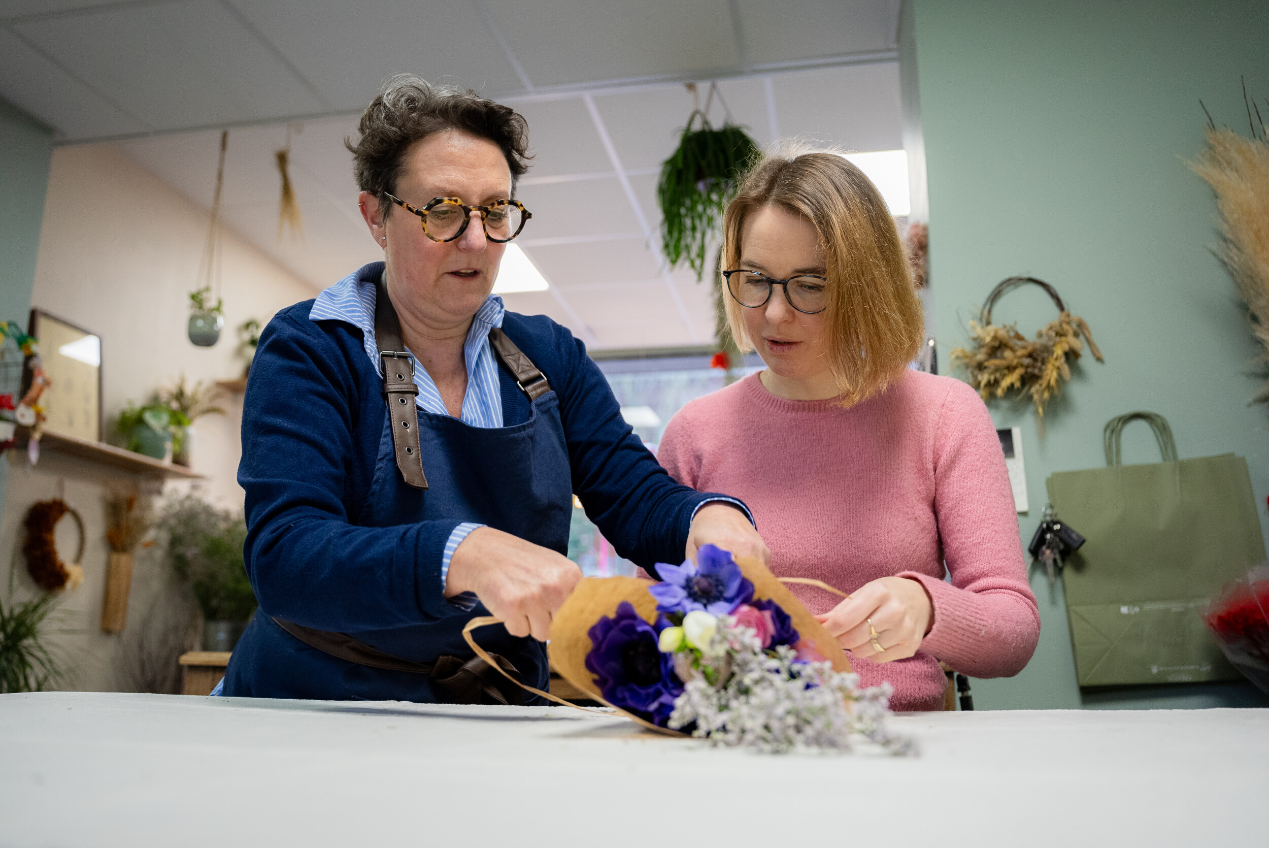 Wecandoo - Réalisez votre bouquet de fleurs fraîches avec Cathy - Image n°3