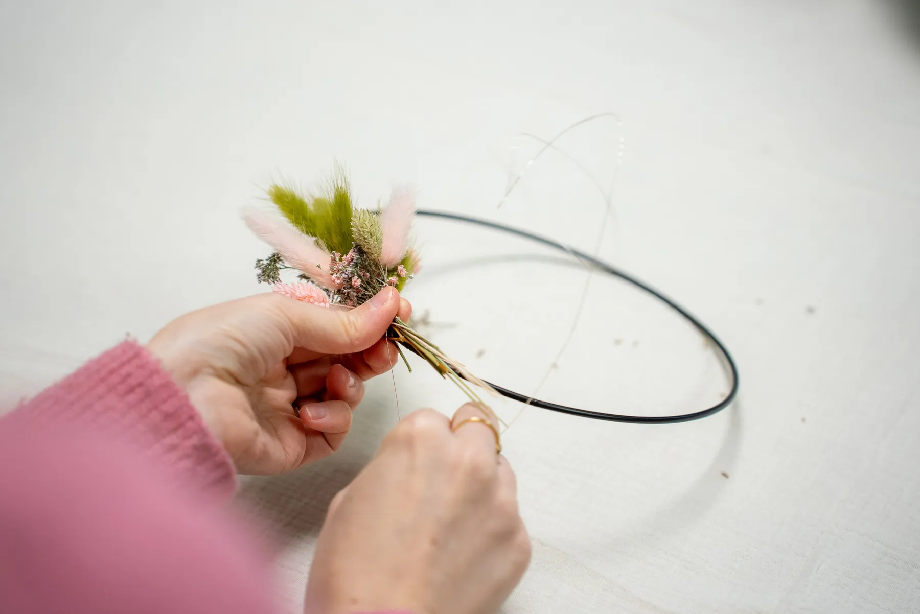Réalisez votre couronne de fleurs séchées avec Cathy - Image n°2 - Wecandoo