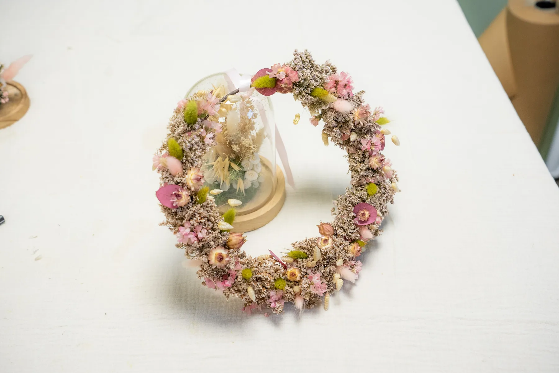 Réalisez votre couronne de fleurs séchées avec Cathy - Image n°5 - Wecandoo