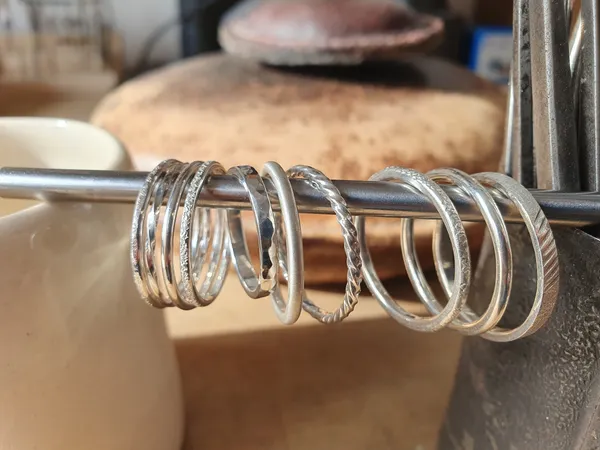 Réalisez vos quatre bagues texturées en argent avec Bénédicte - Image n°2 - Wecandoo