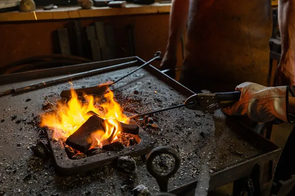 Initiez-vous à la forge en duo avec votre enfant, accompagnés par Olivier - Image n°1 - Wecandoo