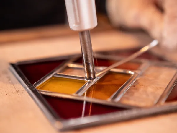 Initiez-vous au vitrail au plomb sur une journée avec Julia - Image n°3 - Wecandoo