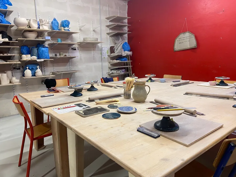 Créez et décorez votre assiette en Sgraffito avec Marion et son équipe - Image n°1 - Wecandoo