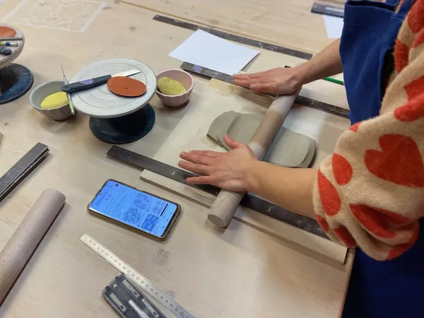 Créez et décorez votre assiette en Sgraffito avec Marion et son équipe - Image n°2 - Wecandoo