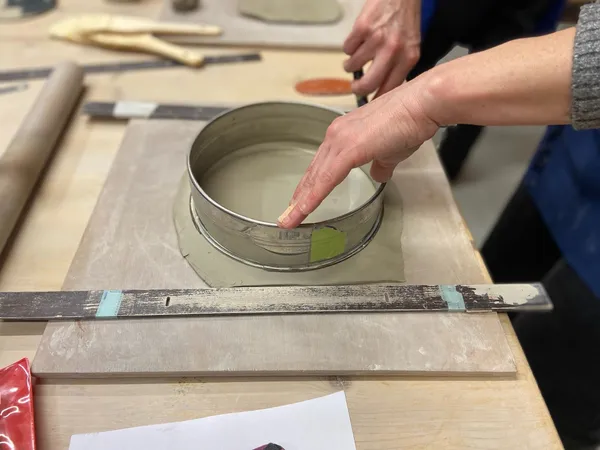 Créez et décorez votre assiette en Sgraffito avec Marion et son équipe - Image n°3 - Wecandoo