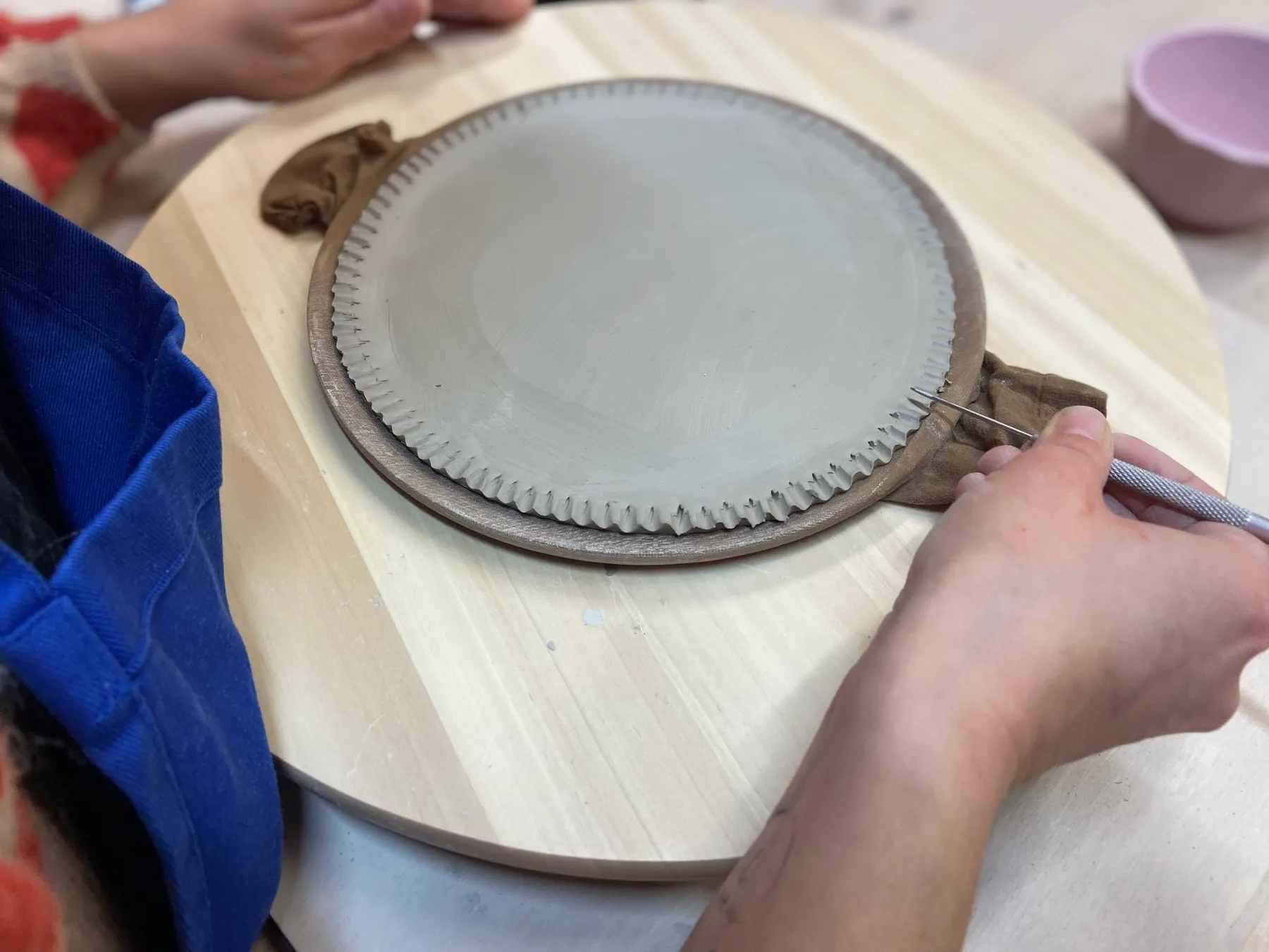 Créez et décorez votre assiette en Sgraffito avec Marion et son équipe - Image n°4 - Wecandoo