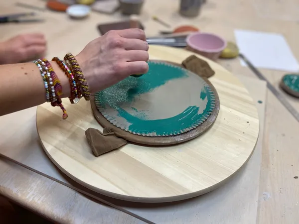 Créez et décorez votre assiette en Sgraffito avec Marion et son équipe - Image n°5 - Wecandoo