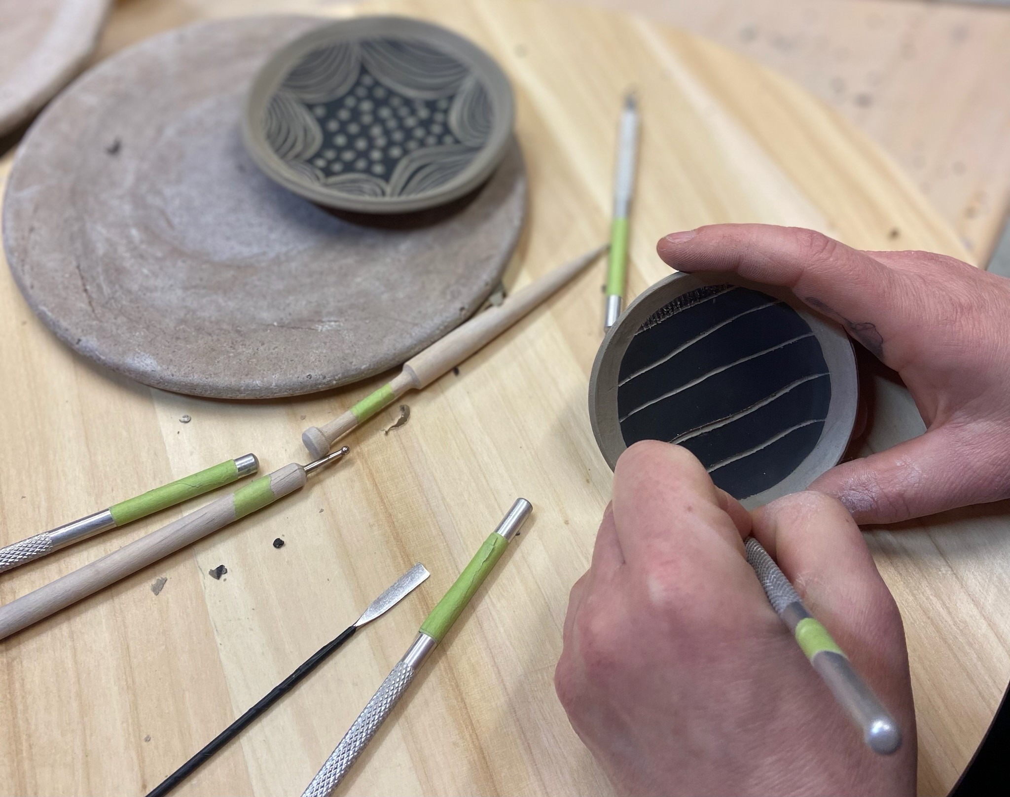 Wecandoo - Créez et décorez votre assiette en Sgraffito avec Marion et son équipe - Image n°8