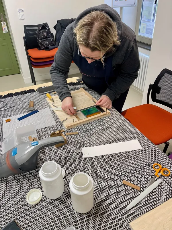 Réalisez en un jour votre miroir en vitrail traditionnel serti dans son cadre avec Stéphanie - Image n°4 - Wecandoo