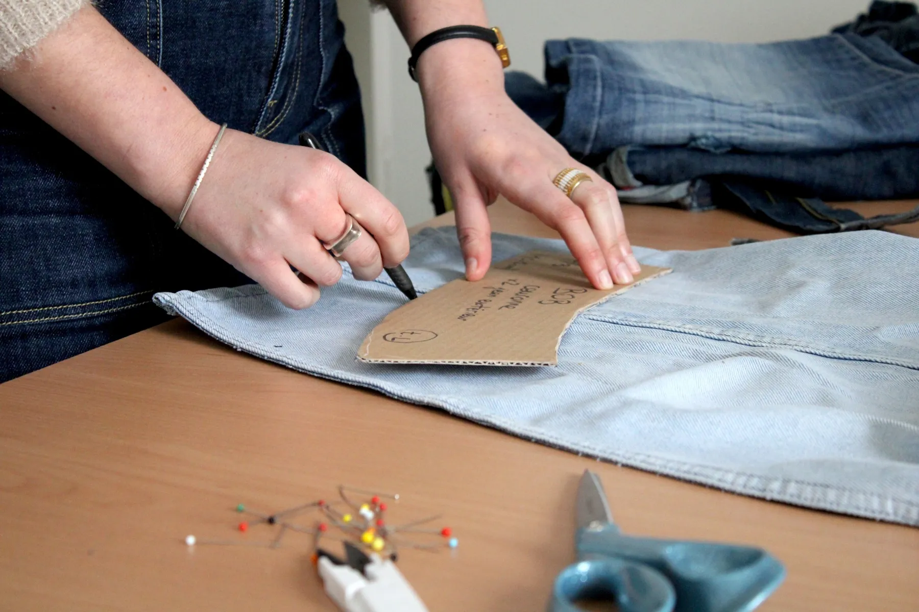 Fabriquez votre bob en jean upcyclé - Image n°2 - Wecandoo