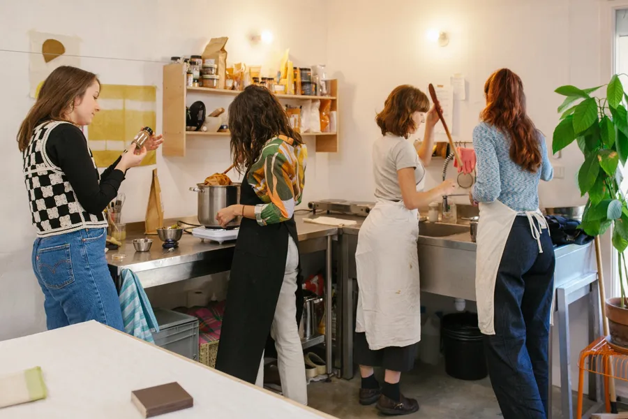 Créez votre foulard en teinture végétale avec Margot - Image n°1 - Wecandoo