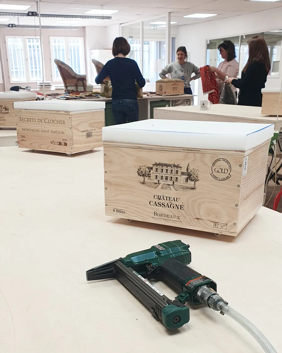 Surprenez votre équipe et transformez une caisse de vin en pouf ou en lampe avec Léonie - Image n°1 - Wecandoo