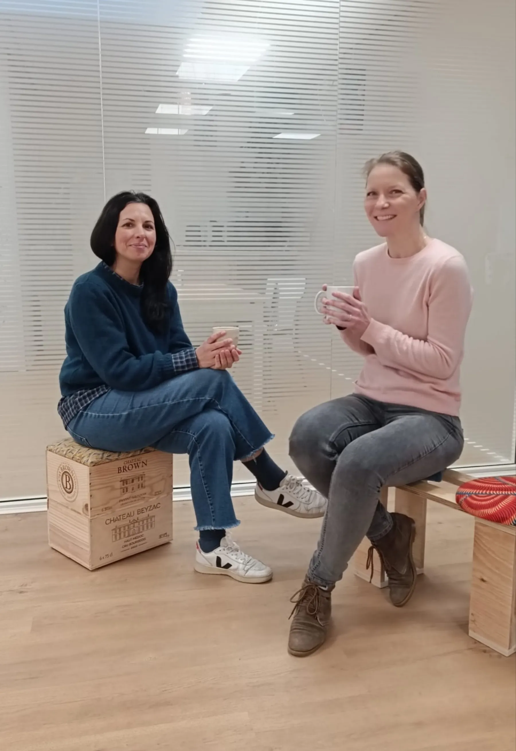 Surprenez votre équipe et transformez une caisse de vin en pouf ou en lampe avec Léonie - Afbeelding nr. 5 - Wecandoo