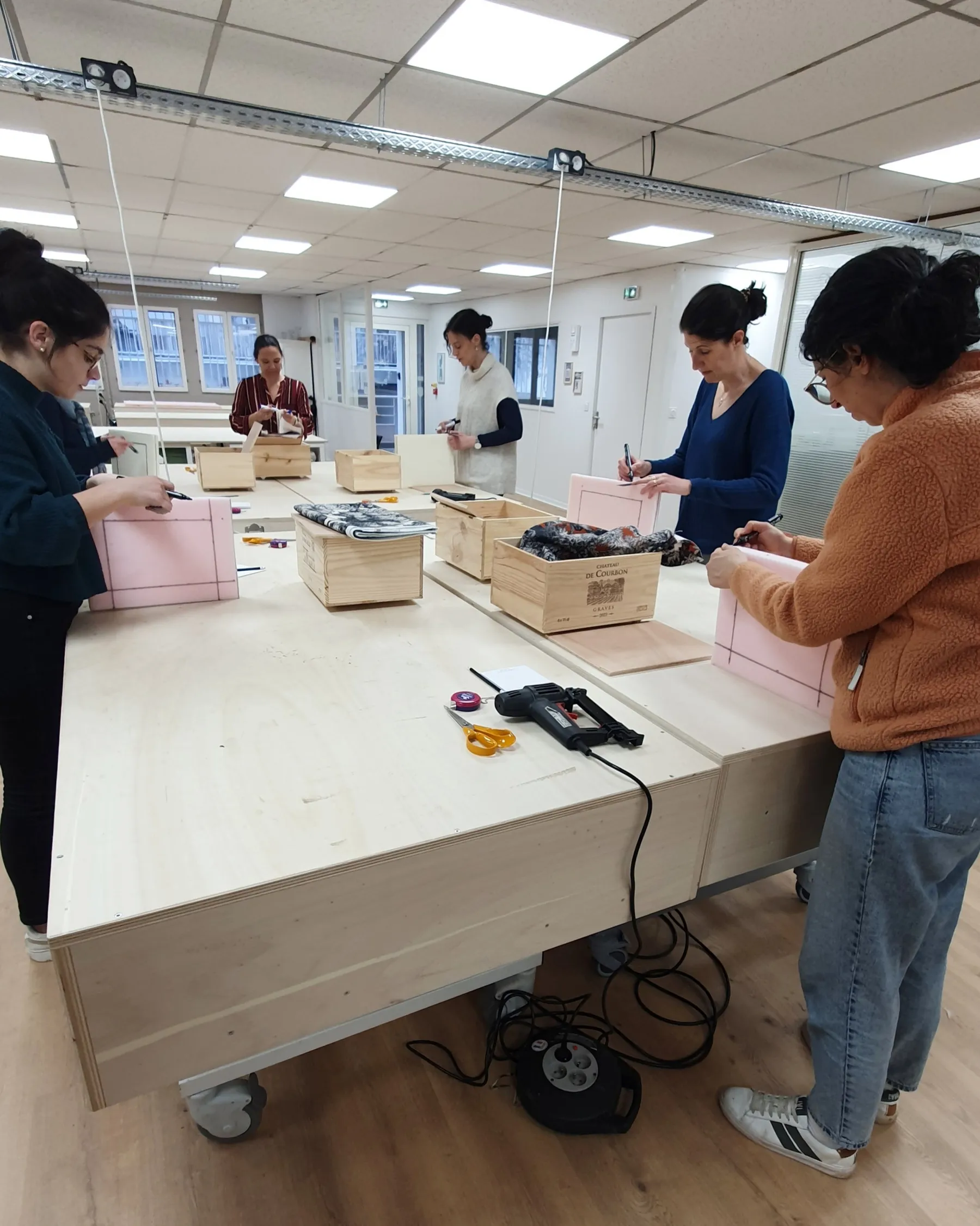 Surprenez votre équipe et transformez une caisse de vin en pouf ou en lampe avec Léonie - Afbeelding nr. 2 - Wecandoo