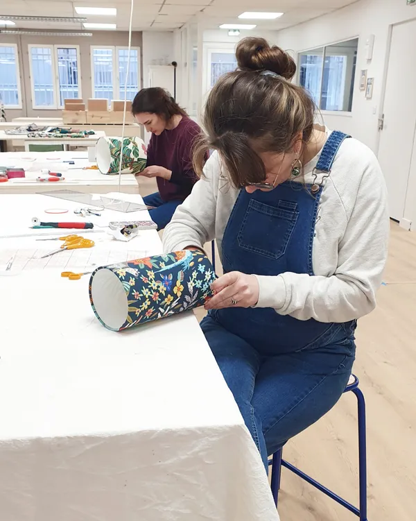 Surprenez votre équipe et transformez une caisse de vin en pouf ou en lampe avec Léonie - Image n°3 - Wecandoo