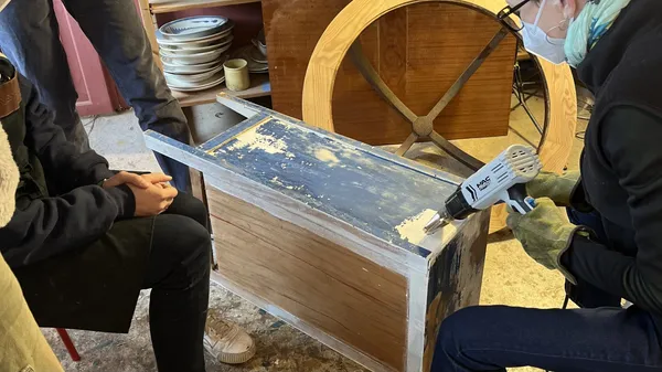 Apprenez l'art de patiner un meuble avec Cécile - Image n°5 - Wecandoo