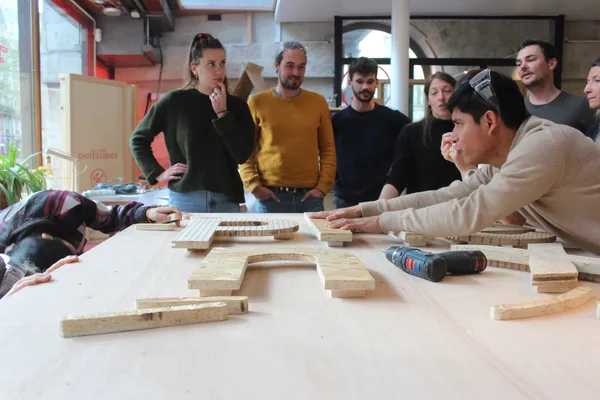 Mobilisez votre équipe et fabriquez votre logo ou enseigne d'entreprise en chutes de bois avec les Ateliers Chutes Libres - Afbeelding nr. 2 - Wecandoo