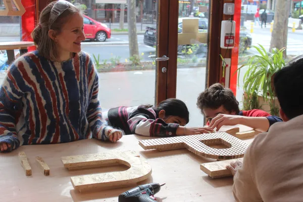Mobilisez votre équipe et fabriquez votre logo ou enseigne d'entreprise en chutes de bois avec les Ateliers Chutes Libres - Afbeelding nr. 4 - Wecandoo