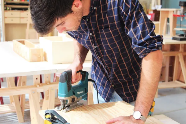 Mobilisez votre équipe et fabriquez votre logo ou enseigne d'entreprise en chutes de bois avec les Ateliers Chutes Libres - Afbeelding nr. 5 - Wecandoo