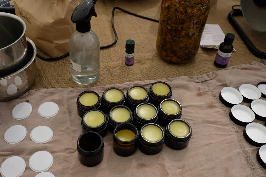 Découvrez une pépinière et réalisez votre baume de plantes médicinales sur une journée avec Allison - Image n°1 - Wecandoo