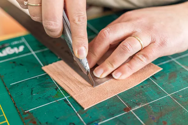 Fabriquez votre porte-clés en pompon de cuir avec Marjorie - Image n°2 - Wecandoo