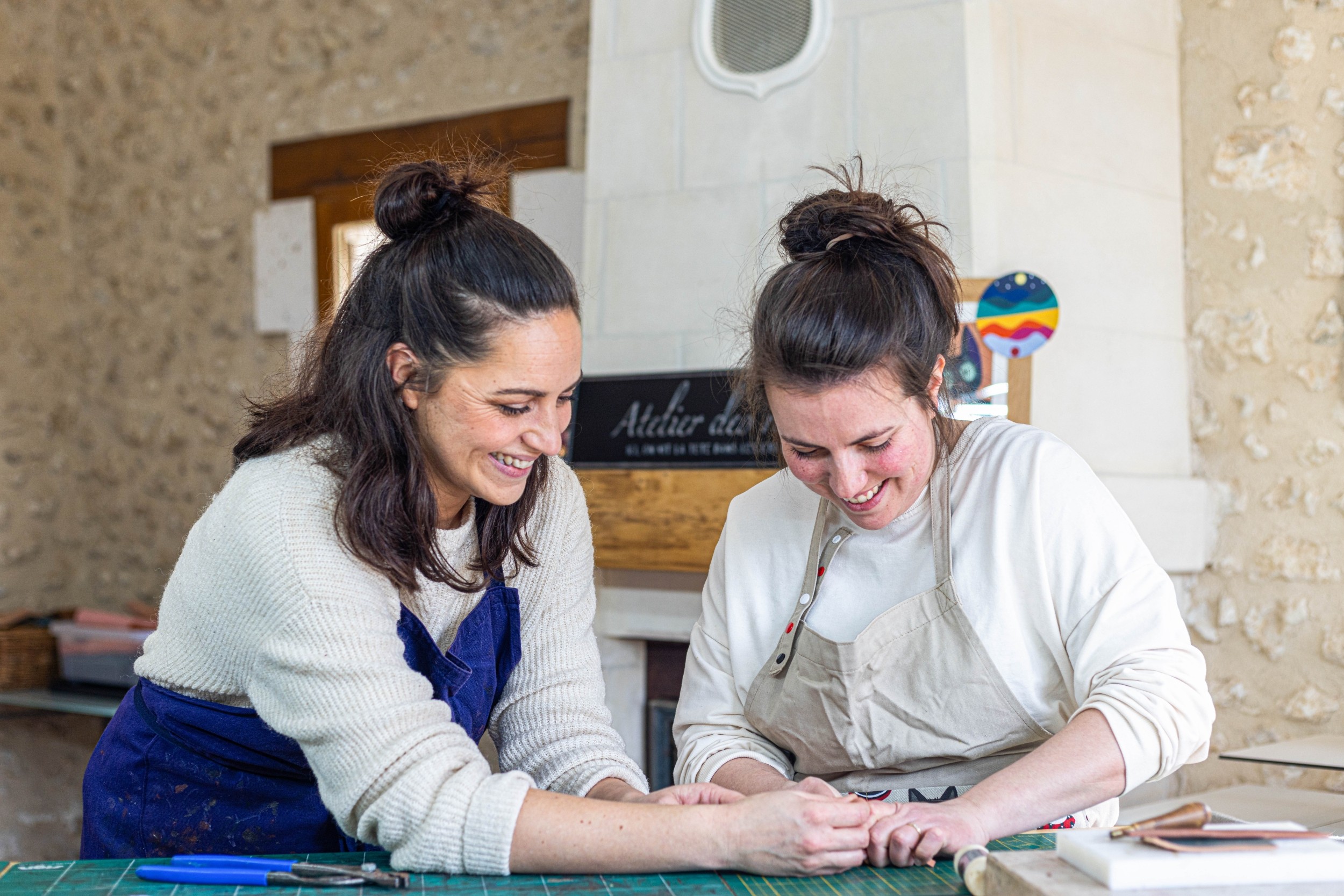 Wecandoo - Fabriquez votre porte-clés en pompon de cuir avec Marjorie - Image n°3