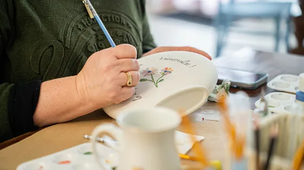 Initiez-vous à la peinture sur céramique avec Sandrine - Image n°2 - Wecandoo