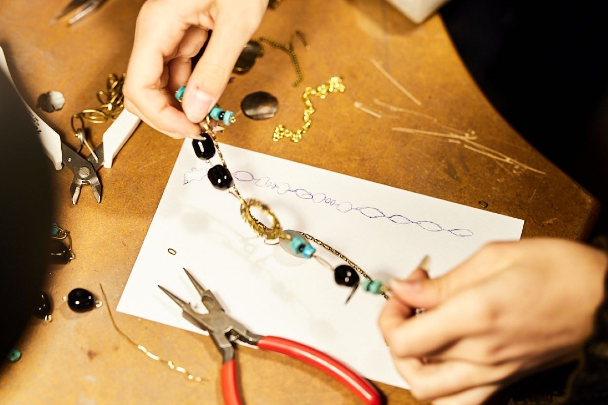 Wecandoo - Transformez vos anciens bijoux en une création unique avec Audrey - Image n°1