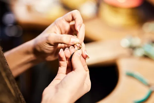 Transformez vos anciens bijoux en une création unique avec Audrey - Image n°2 - Wecandoo