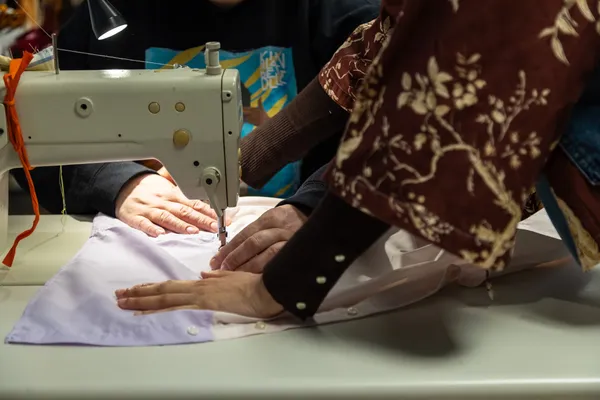 Fabrication d'une chemise upcyclée avec Fatima - Image n°3 - Wecandoo