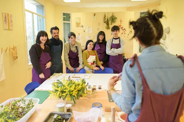 Réalisez votre foulard en soie en teinture végétale avec Mélissa - Image n°3 - Wecandoo