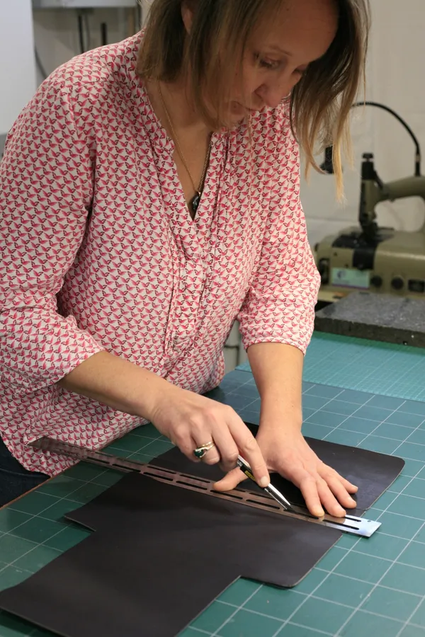 Fabriquez vos boucles d'oreilles en cuir avec Hélène et Catherine - Image n°3 - Wecandoo