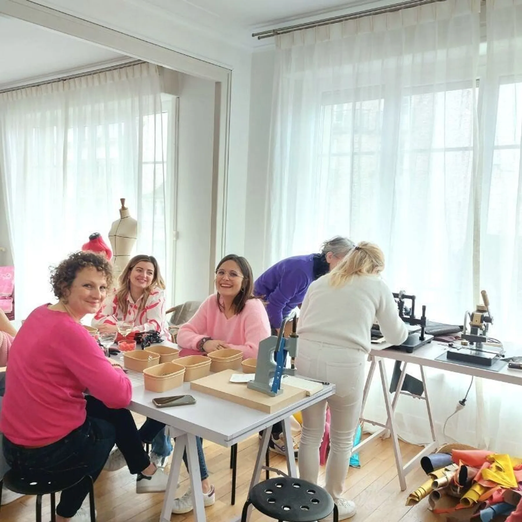 Fabriquez vos boucles d'oreilles en cuir avec Hélène et Catherine - Image n°5 - Wecandoo